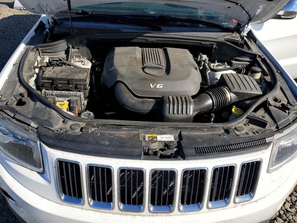 2014 JEEP CHEROKEE Limited — Engine bay