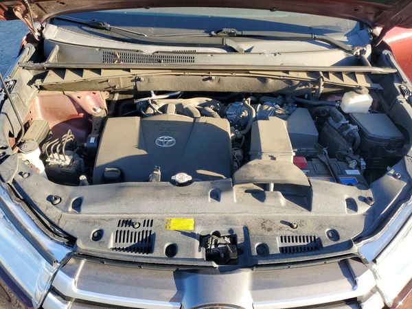 2018 TOYOTA HIGHLANDER SE/XLE — Engine bay