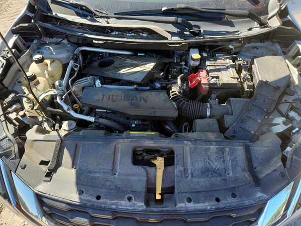 2022 NISSAN ROGUE SV — Engine bay