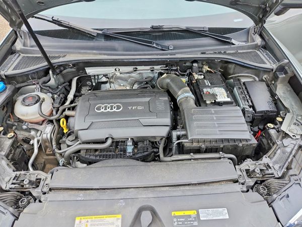 2019 AUDI Q3 — Engine bay