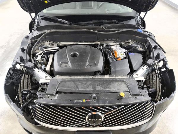 2025 VOLVO XC90 Ultra — Engine bay