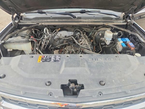 2018 CHEVROLET SUBURBAN LT — Engine bay
