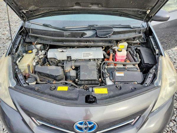 2013 TOYOTA PRIUS — Engine bay