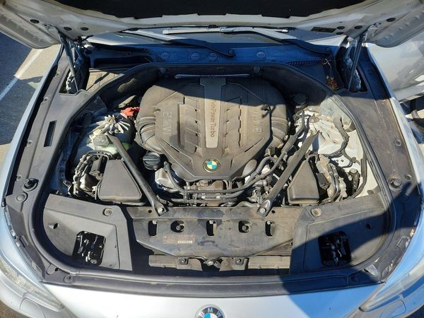 2014 BMW 550 GT — Engine bay