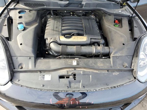 2016 PORSCHE CAYENNE — Engine bay
