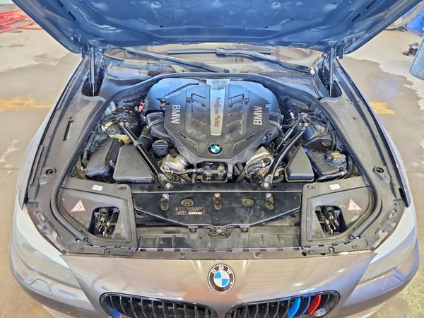 2013 BMW 5 SERIES — Engine bay