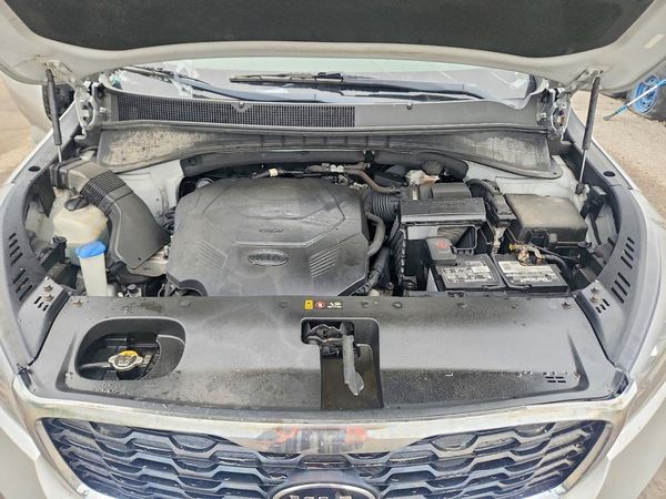 2019 KIA SORENTO L, LX, S — Engine bay