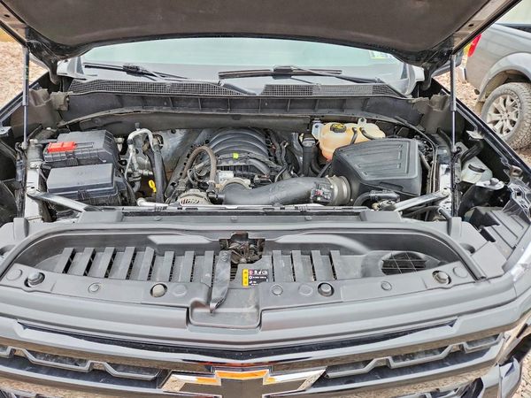 2023 CHEVROLET SILVERADO RST — Engine bay