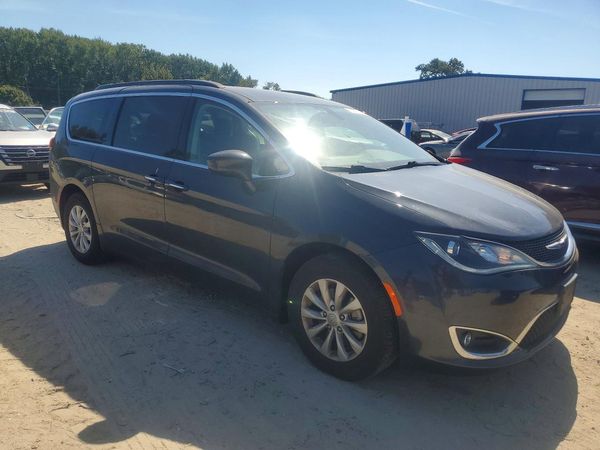 2019 CHRYSLER PACIFICA Touring Plus — Passenger 3/4