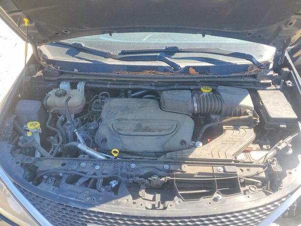 2019 CHRYSLER PACIFICA Touring Plus — Engine bay