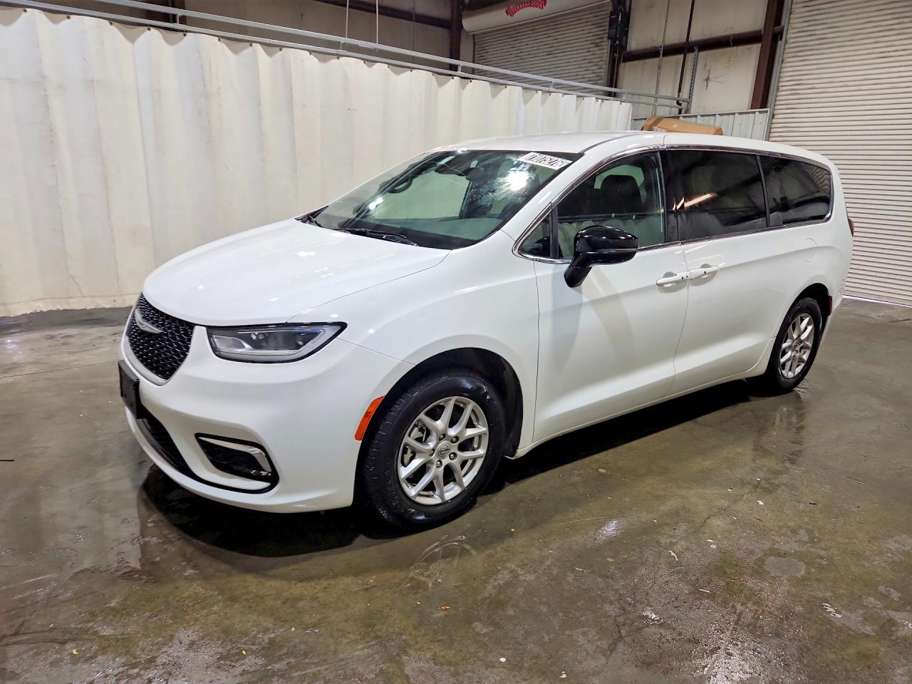2025 CHRYSLER PACIFICA Select — Front 3/4