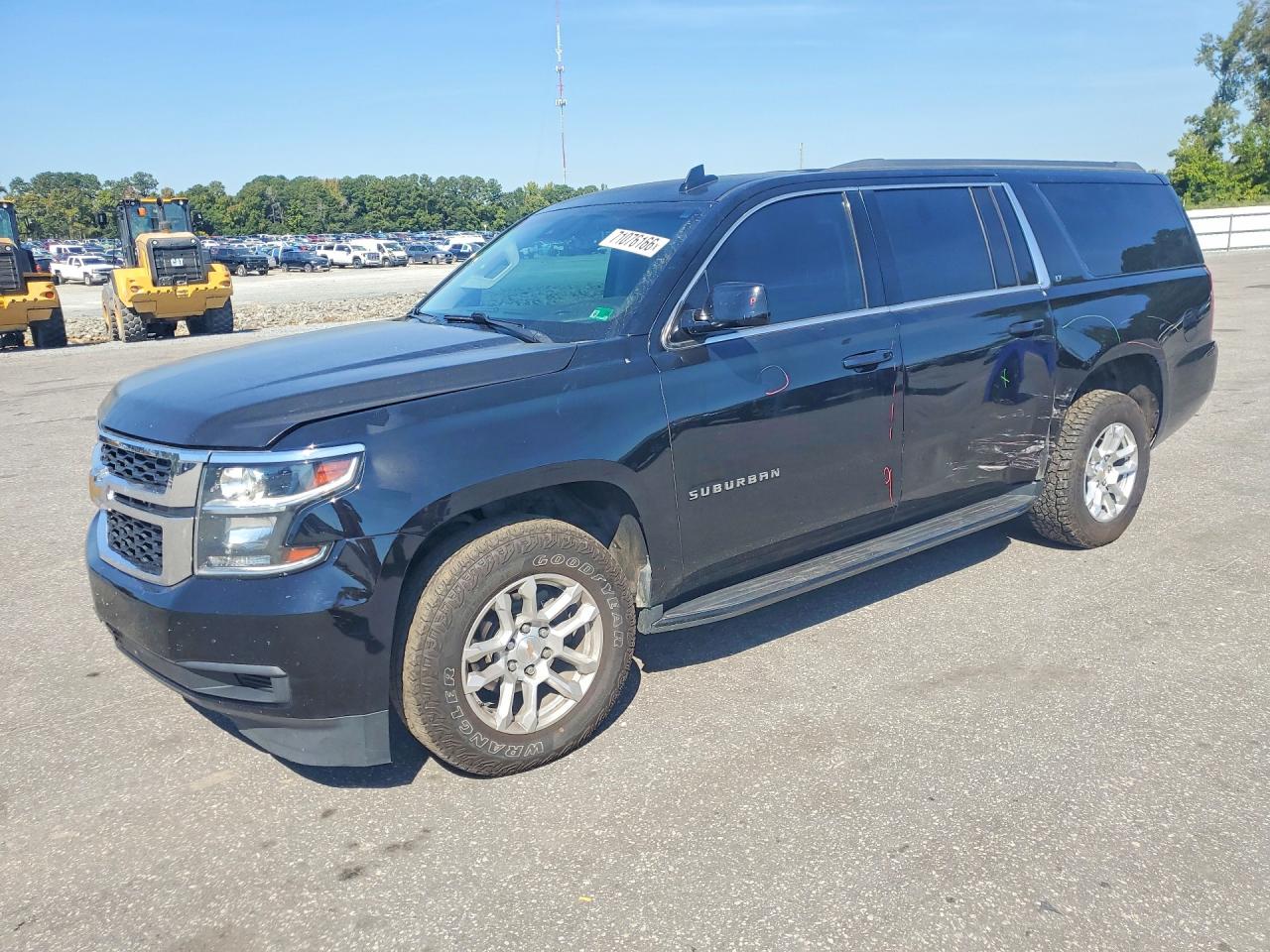 2018 CHEVROLET SUBURBAN LT — Front 3/4