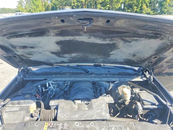 2018 CHEVROLET SUBURBAN LT — Engine bay