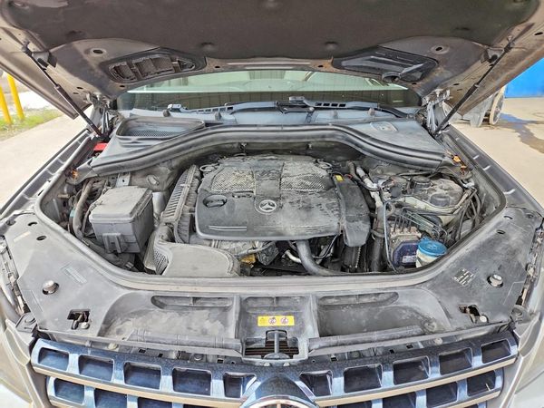 2013 MERCEDES-BENZ M-CLASS ML350 4-MATIC — Engine bay