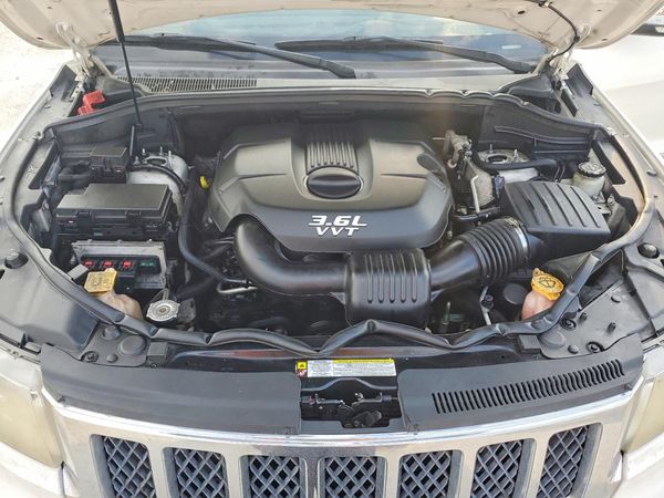 2012 JEEP CHEROKEE Overland — Engine bay