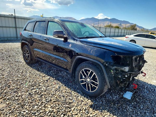 2018 JEEP GRAND CHEROKEE Trailhawk — Passenger 3/4