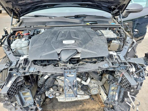 2023 PORSCHE CAYENNE — Engine bay