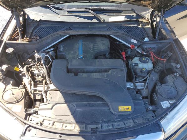 2016 BMW X5 xDrive40e — Engine bay