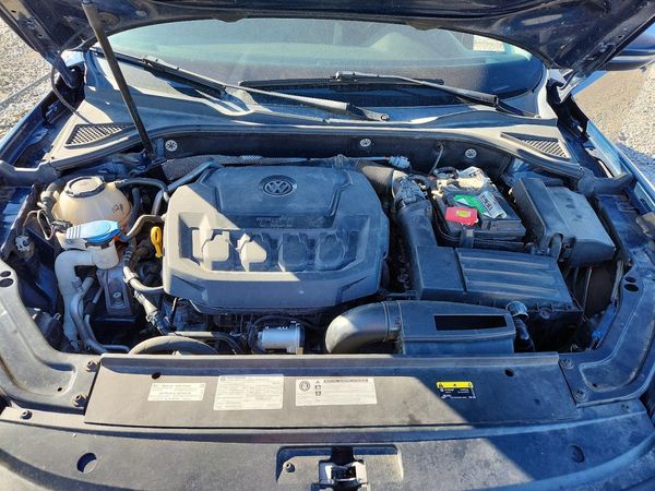 2019 VOLKSWAGEN PASSAT SE R-Line — Engine bay