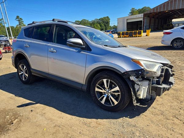 2018 TOYOTA RAV4 Adventure/XLE — Passenger 3/4