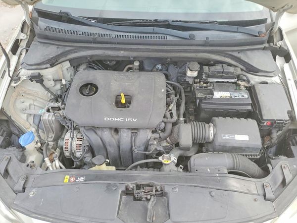 2017 HYUNDAI ELANTRA SE Base — Engine bay