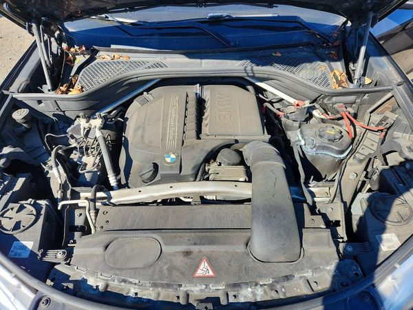 2015 BMW X5 xDrive35i — Engine bay