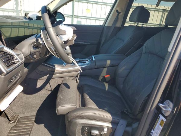 2027 BMW X7 xDrive40i — DENT