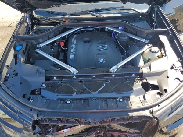 2027 BMW X7 xDrive40i — Engine bay
