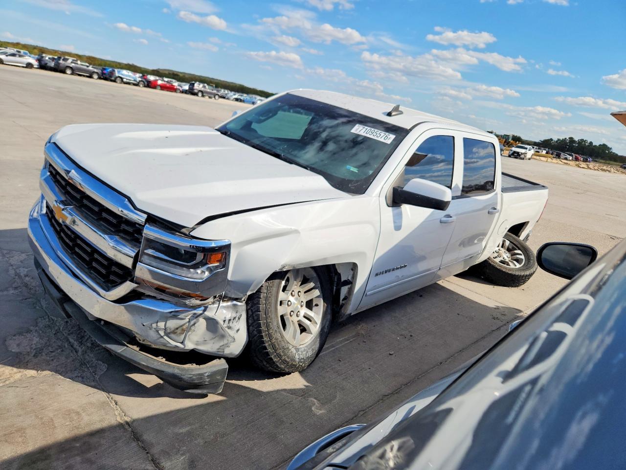 2017 CHEVROLET SILVERADO LT — Front 3/4