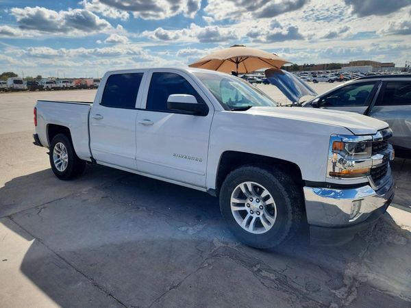 2017 CHEVROLET SILVERADO LT — Passenger 3/4