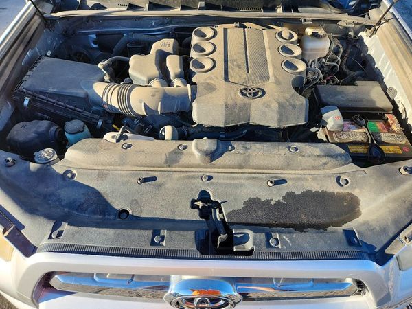 2013 TOYOTA 4RUNNER — Engine bay