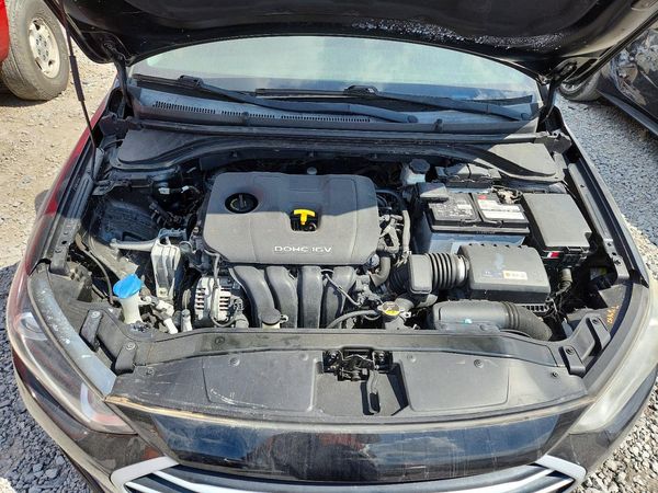 2018 HYUNDAI ELANTRA — Engine bay