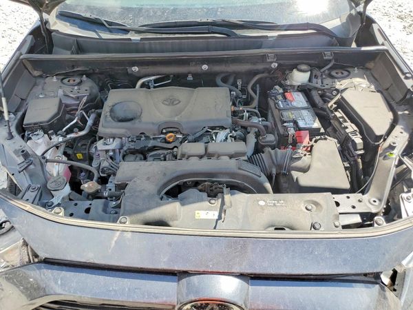 2021 TOYOTA RAV4 XLE — Engine bay