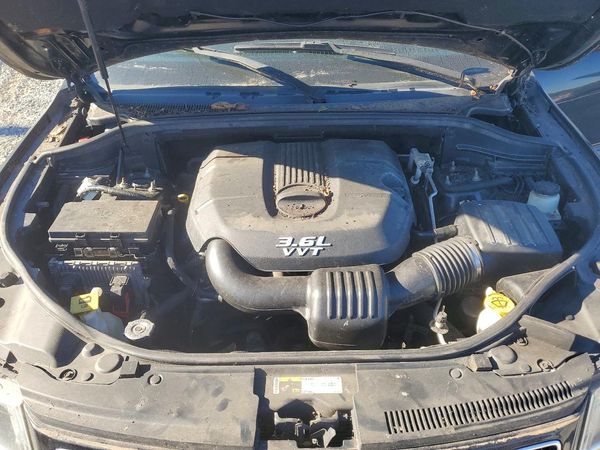 2014 JEEP CHEROKEE Laredo — Engine bay