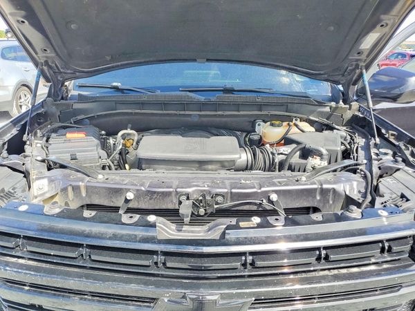 2022 CHEVROLET SUBURBAN LT — Engine bay