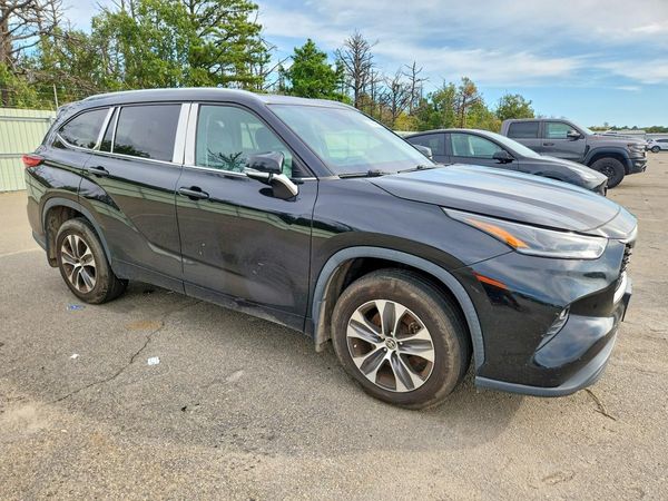 2021 TOYOTA HIGHLANDER XLE — Passenger 3/4