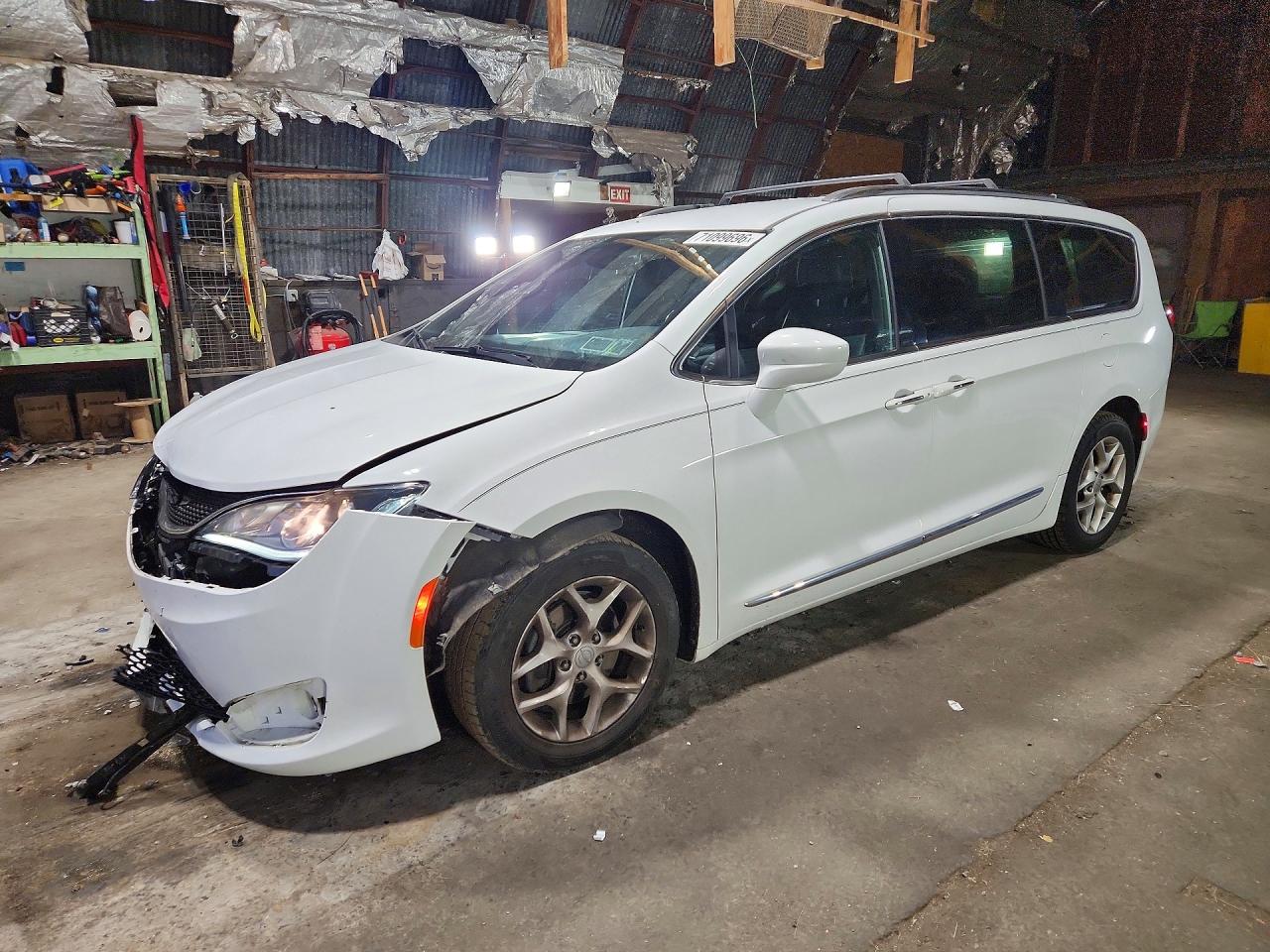 2020 CHRYSLER PACIFICA Touring L — Front 3/4