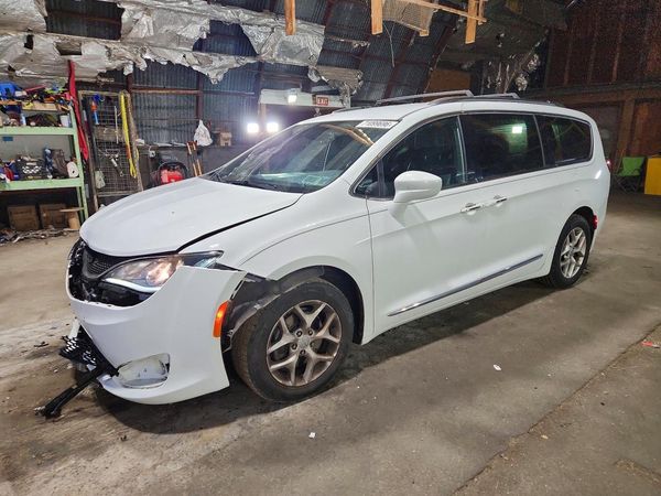 2020 CHRYSLER PACIFICA Touring L — Front 3/4