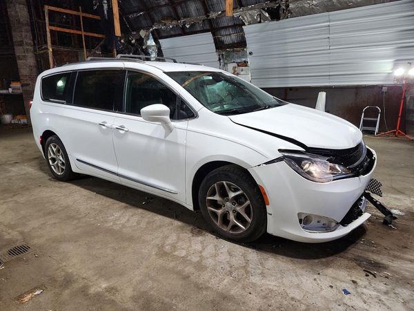 2020 CHRYSLER PACIFICA Touring L — Passenger 3/4