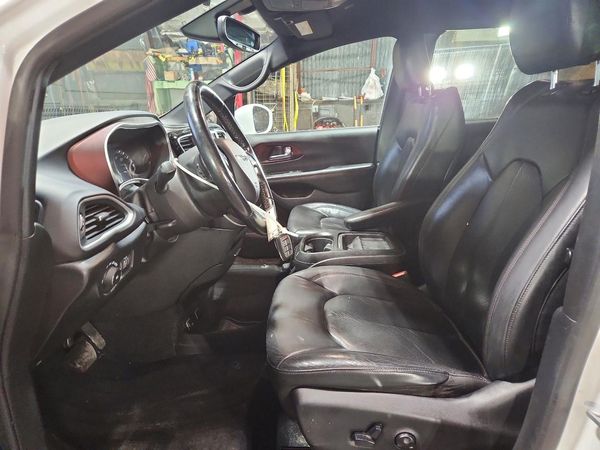 2020 CHRYSLER PACIFICA Touring L — DENT