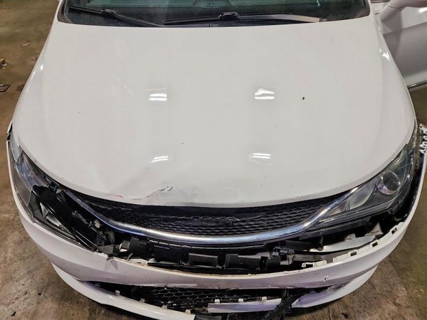 2020 CHRYSLER PACIFICA Touring L — Engine bay