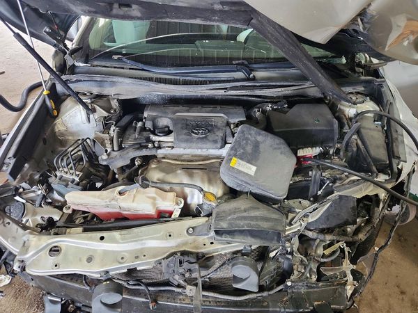 2015 TOYOTA CAMRY — Engine bay