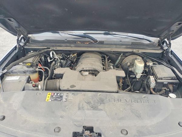 2020 CHEVROLET SUBURBAN LT — Engine bay