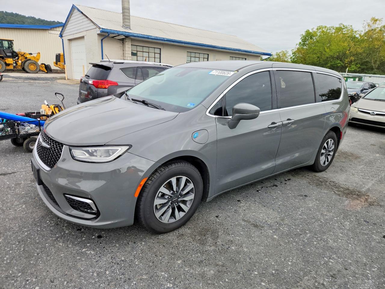 2022 CHRYSLER PACIFICA Touring L — Front 3/4