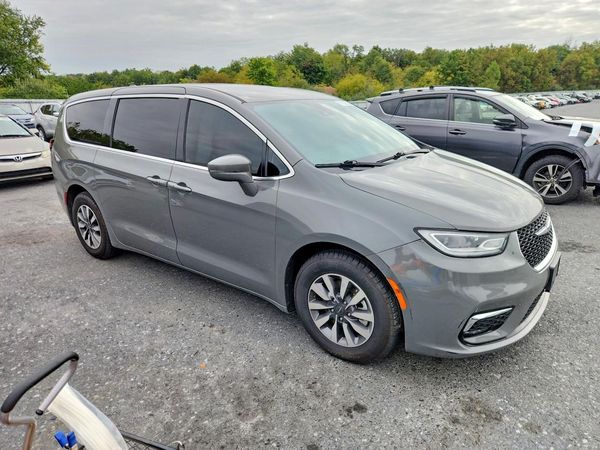 2022 CHRYSLER PACIFICA Touring L — Passenger 3/4
