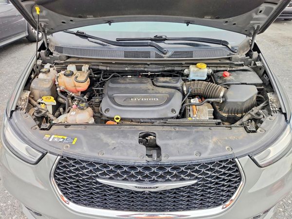 2022 CHRYSLER PACIFICA Touring L — Engine bay