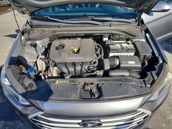 2018 HYUNDAI ELANTRA SE — Engine bay
