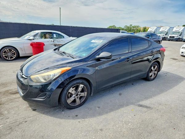 2013 HYUNDAI ELANTRA — Front 3/4