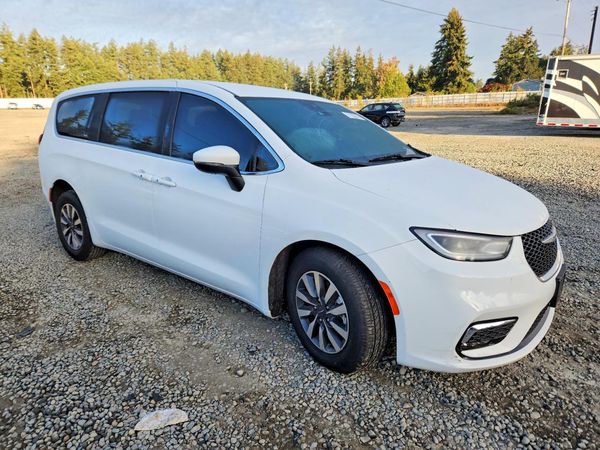 2023 CHRYSLER PACIFICA Touring L — Passenger 3/4