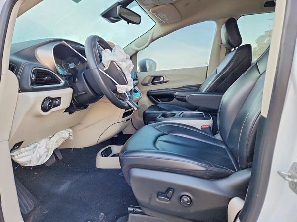 2023 CHRYSLER PACIFICA Touring L — DENT